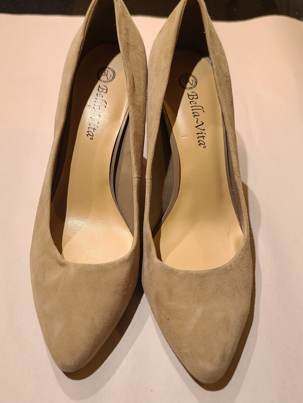 New Bella-Vita Beige Suede Pointed Toe Block Heel Pumps Wide W Sz 11